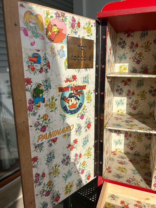 Mobiletto bambole anni '70 rosso