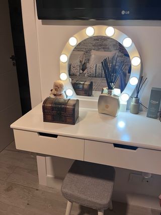 Tocador con espejo y luces  sin Patas