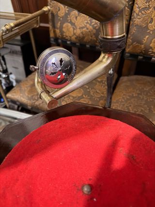 Gramófono “His Masters Voice” funcionando años 20