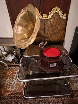 Gramófono “His Masters Voice” funcionando años 20