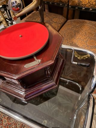 Gramófono “His Masters Voice” funcionando años 20