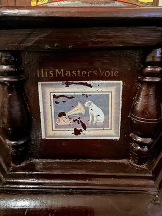 Gramófono “His Masters Voice” funcionando años 20