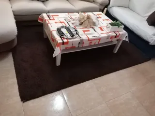 Alfombra marrón de lana, pelo corto.