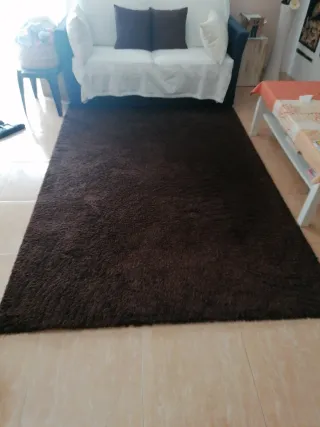 Alfombra marrón de lana, pelo corto.