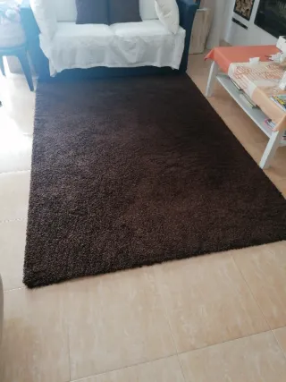 Alfombra marrón de lana, pelo corto.