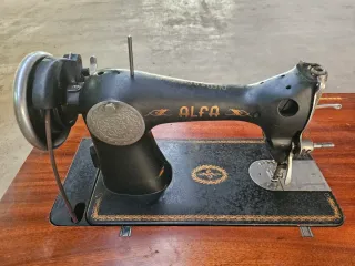 Máquina de coser antigua ALFA