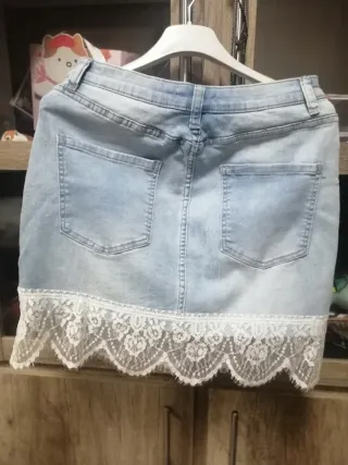 Falda vaquera corta con puntilla