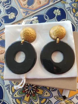 Orecchini cerchio neri con dettagli oro