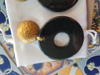 Orecchini cerchio neri con dettagli oro