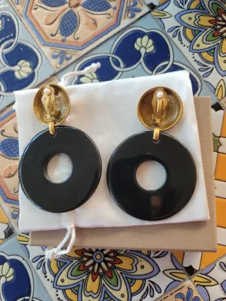 Orecchini cerchio neri con dettagli oro
