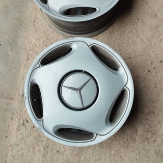 Tapacubos Mercedes-Benz R15 con llantas.