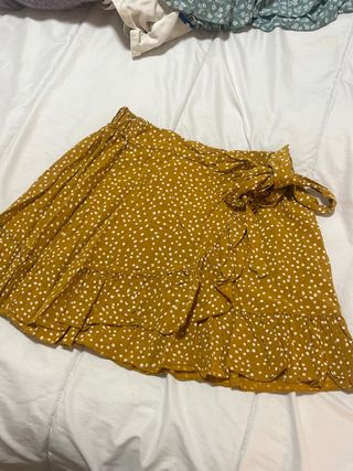 Falda amarilla con lunares blancos