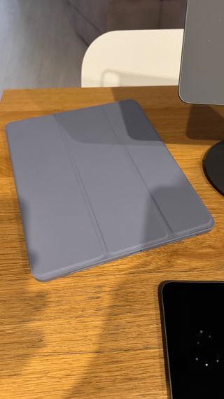 iPad Air 13" M2 128GB Wi-Fi + funda + soporte