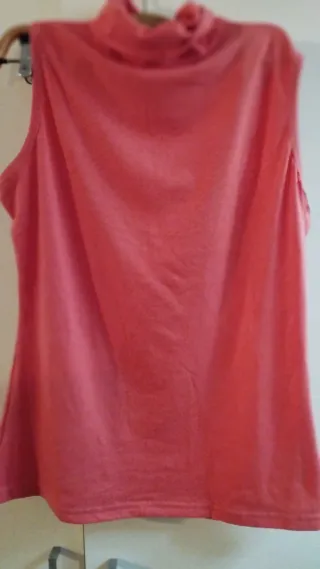 Camiseta cuello vuelto sin mangas coral