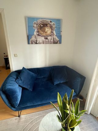 Sofá azul Maison du Monde terciopelo