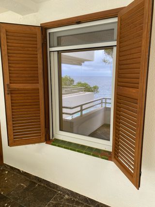 Ventanas PVC con mosquiteras y persianas