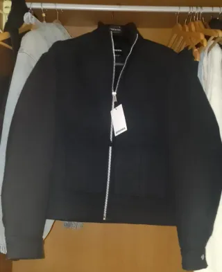 Cazadora Bershka Negra Talla L
