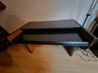 Mesa de estudio negra de madera