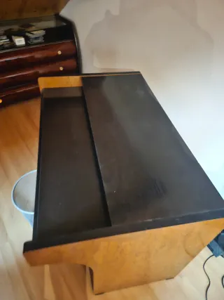 Mesa de estudio negra de madera