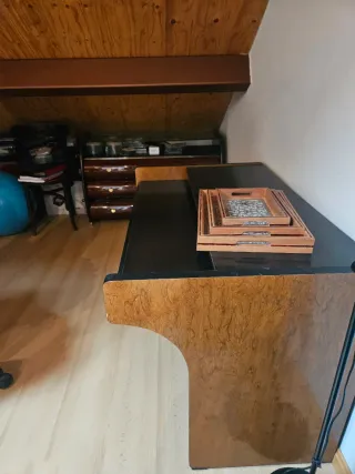 Mesa de estudio negra de madera