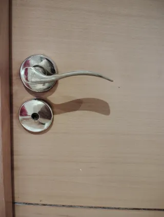 Puerta de madera con 4 paneles