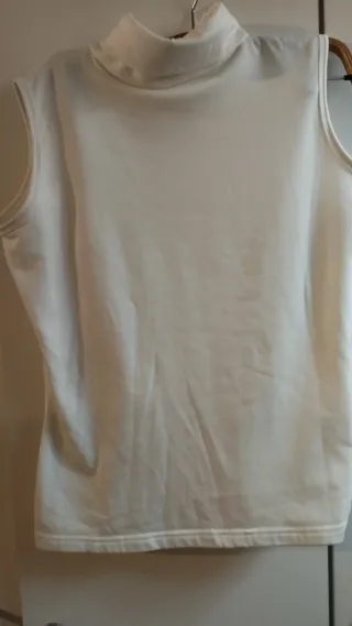 Camiseta sin mangas cuello alto blanca