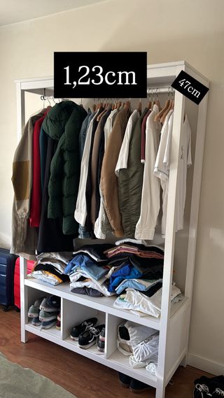 Burro perchero ropa blanco.