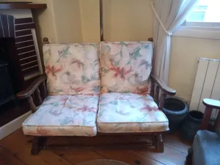 Sillón de madera y tela floral