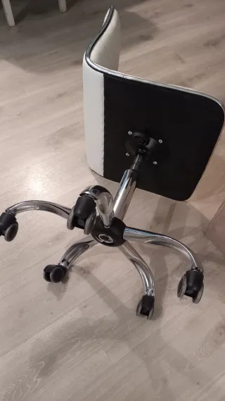 Silla de escritorio blanca con base cromada