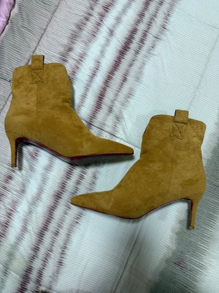 Botines mostaza tacón fino punta fina