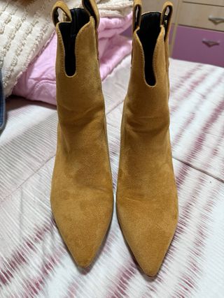 Botines mostaza tacón fino punta fina