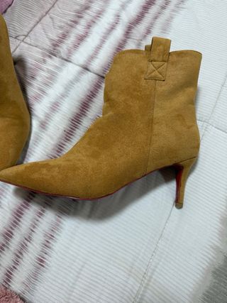 Botines mostaza tacón fino punta fina