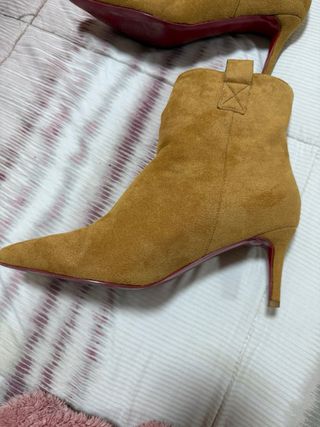 Botines mostaza tacón fino punta fina