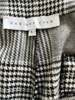 Pantalones grises de cuadros con volantes