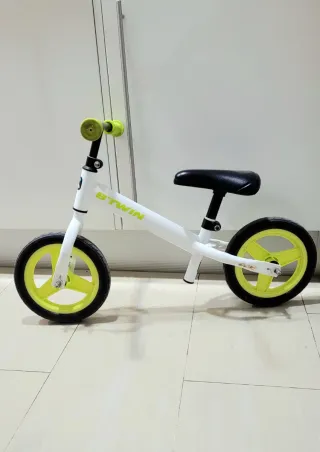 Bici sin pedales Btwin blanca y verde para niños