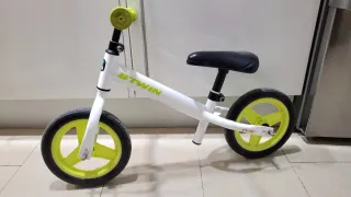 Bici sin pedales Btwin blanca y verde para niños
