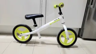 Bici sin pedales Btwin blanca y verde para niños