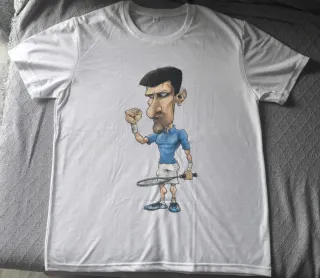 Camiseta con caricatura de Novak Djokovic a estren
