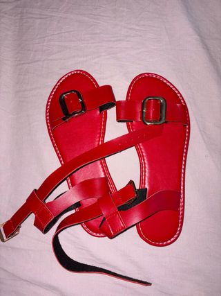 Sandalias Rojas con Hebilla