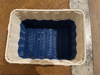 Caja de almacenaje Ikea mimbre azul y blanco