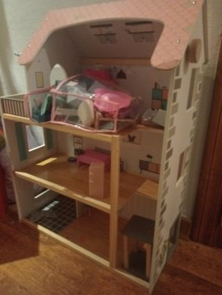 Casa de muñecas con muebles