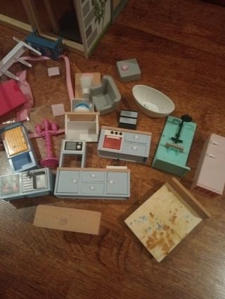 Casa de muñecas con muebles