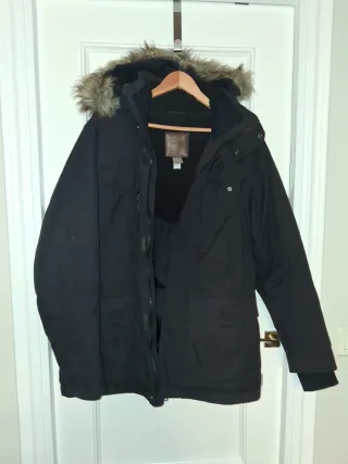 Parka Negra con Capucha y Pelo