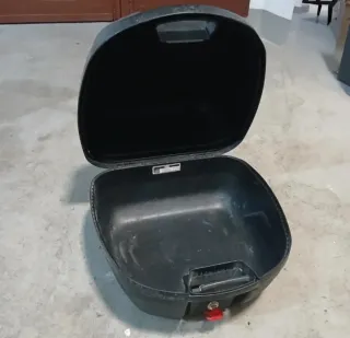 Baúl Givi para moto con soporte