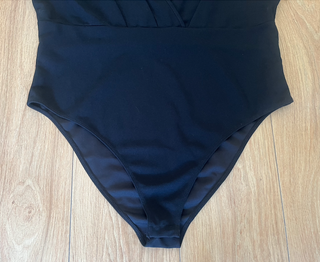 Body negro escote cruzado tirantes