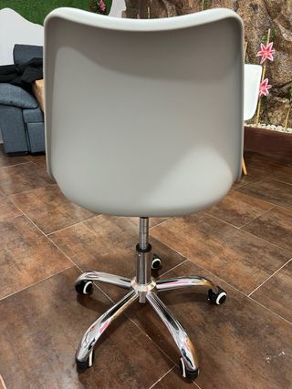 Sedia a rotelle in plastica grigia