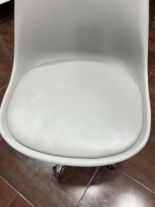 Sedia a rotelle in plastica grigia