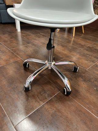 Sedia a rotelle in plastica grigia