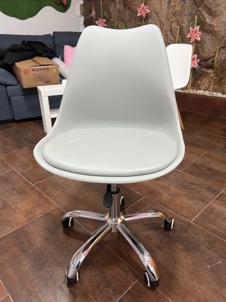 Sedia a rotelle in plastica grigia