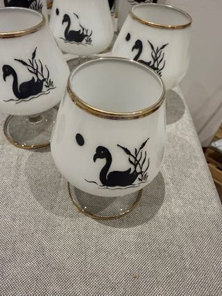 Juego de vasos con cisnes dorados